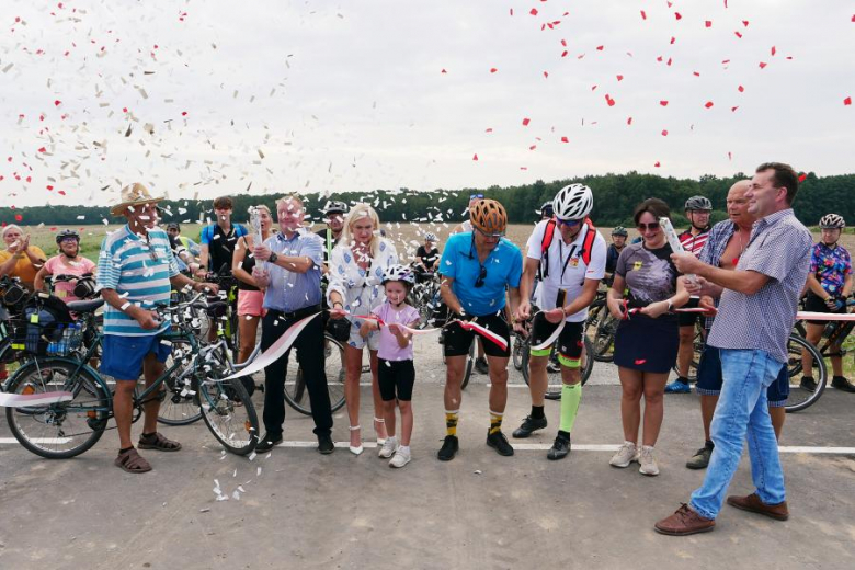 Ponad pięćdziesiąt osób nie wystraszyło się pogody i wzięło udział w powiatowym rajdzie rowerowym na