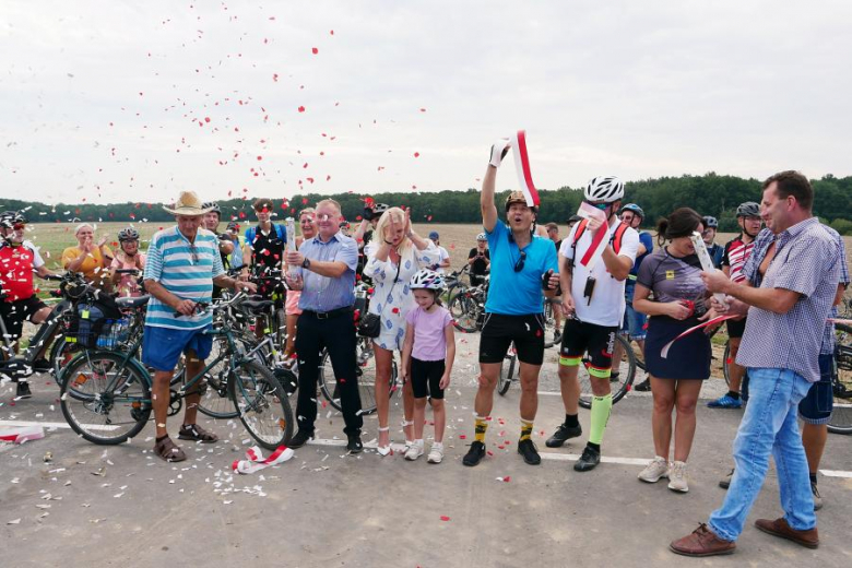 Ponad pięćdziesiąt osób nie wystraszyło się pogody i wzięło udział w powiatowym rajdzie rowerowym na
