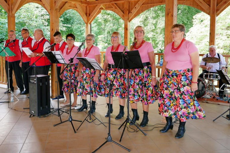 Ponad pięćdziesiąt osób nie wystraszyło się pogody i wzięło udział w powiatowym rajdzie rowerowym na