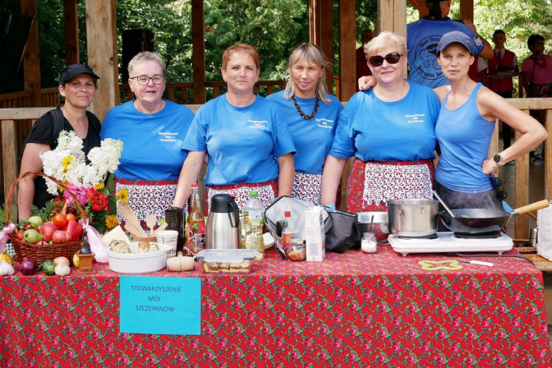Ponad pięćdziesiąt osób nie wystraszyło się pogody i wzięło udział w powiatowym rajdzie rowerowym na