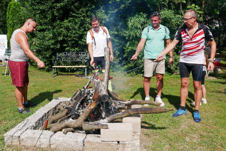 Ponad pięćdziesiąt osób nie wystraszyło się pogody i wzięło udział w powiatowym rajdzie rowerowym na