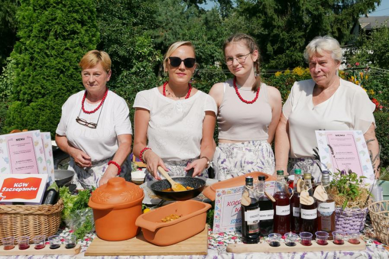 Ponad pięćdziesiąt osób nie wystraszyło się pogody i wzięło udział w powiatowym rajdzie rowerowym na