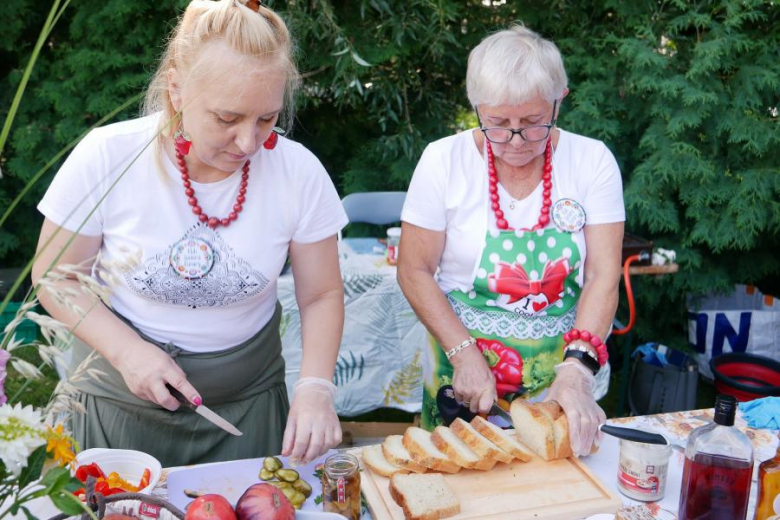 Ponad pięćdziesiąt osób nie wystraszyło się pogody i wzięło udział w powiatowym rajdzie rowerowym na