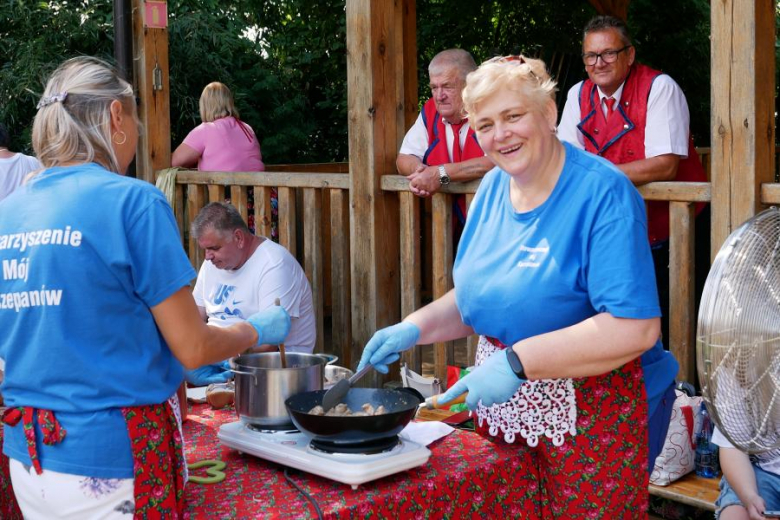 Ponad pięćdziesiąt osób nie wystraszyło się pogody i wzięło udział w powiatowym rajdzie rowerowym na