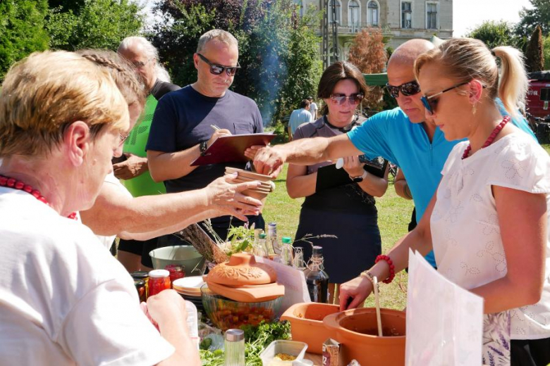 Ponad pięćdziesiąt osób nie wystraszyło się pogody i wzięło udział w powiatowym rajdzie rowerowym na