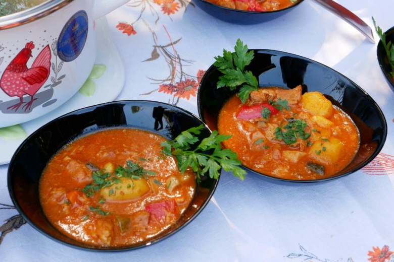 Ponad pięćdziesiąt osób nie wystraszyło się pogody i wzięło udział w powiatowym rajdzie rowerowym na