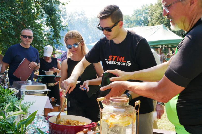 Ponad pięćdziesiąt osób nie wystraszyło się pogody i wzięło udział w powiatowym rajdzie rowerowym na