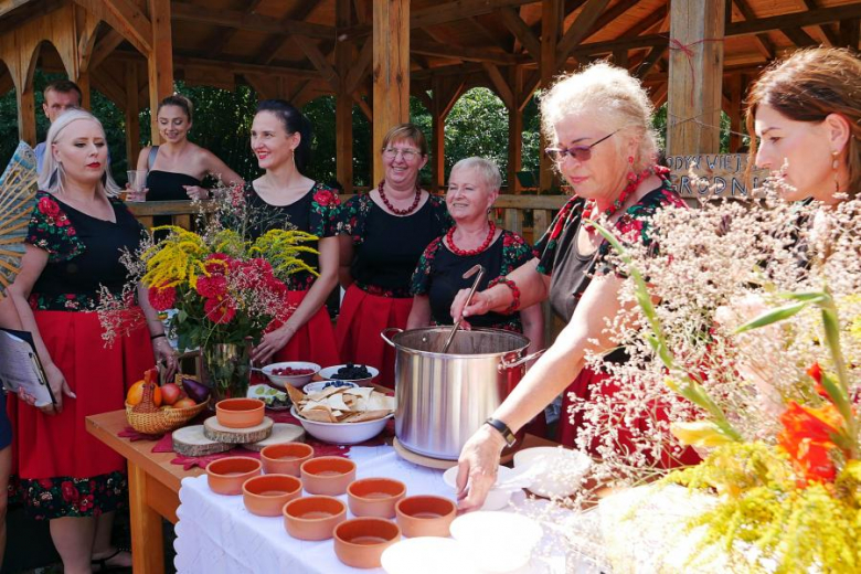 Ponad pięćdziesiąt osób nie wystraszyło się pogody i wzięło udział w powiatowym rajdzie rowerowym na