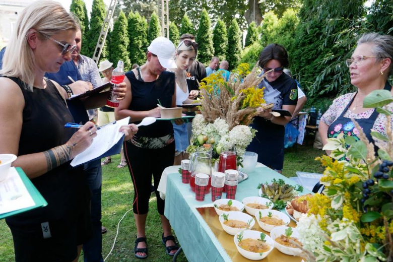 Ponad pięćdziesiąt osób nie wystraszyło się pogody i wzięło udział w powiatowym rajdzie rowerowym na