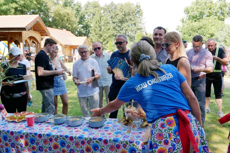 Ponad pięćdziesiąt osób nie wystraszyło się pogody i wzięło udział w powiatowym rajdzie rowerowym na