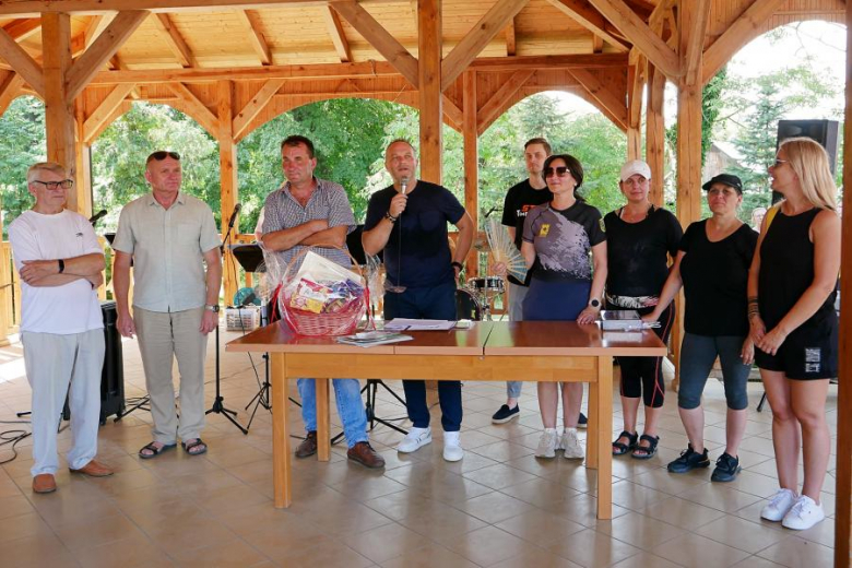Ponad pięćdziesiąt osób nie wystraszyło się pogody i wzięło udział w powiatowym rajdzie rowerowym na