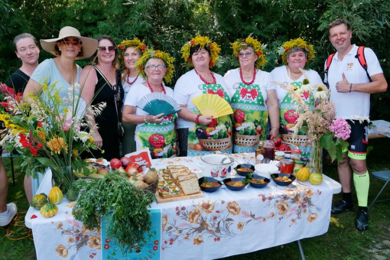 Ponad pięćdziesiąt osób nie wystraszyło się pogody i wzięło udział w powiatowym rajdzie rowerowym na