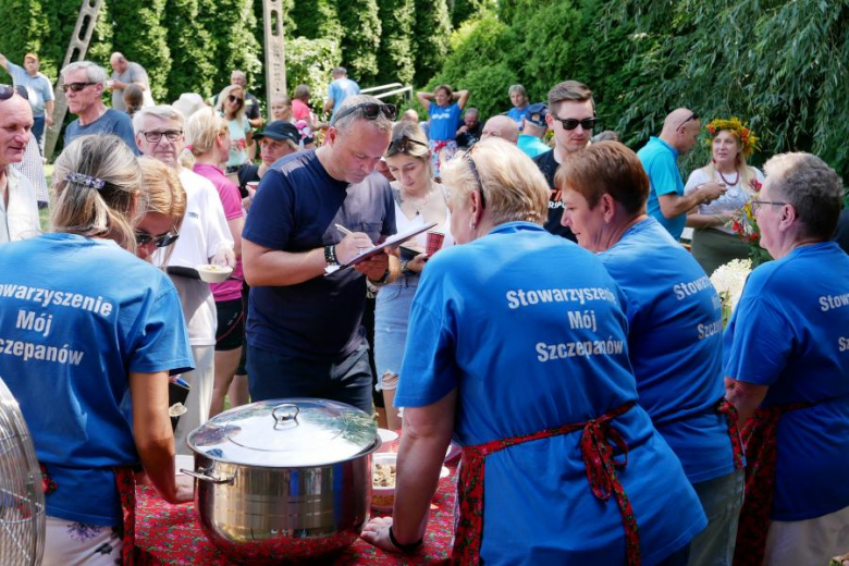 Ponad pięćdziesiąt osób nie wystraszyło się pogody i wzięło udział w powiatowym rajdzie rowerowym na