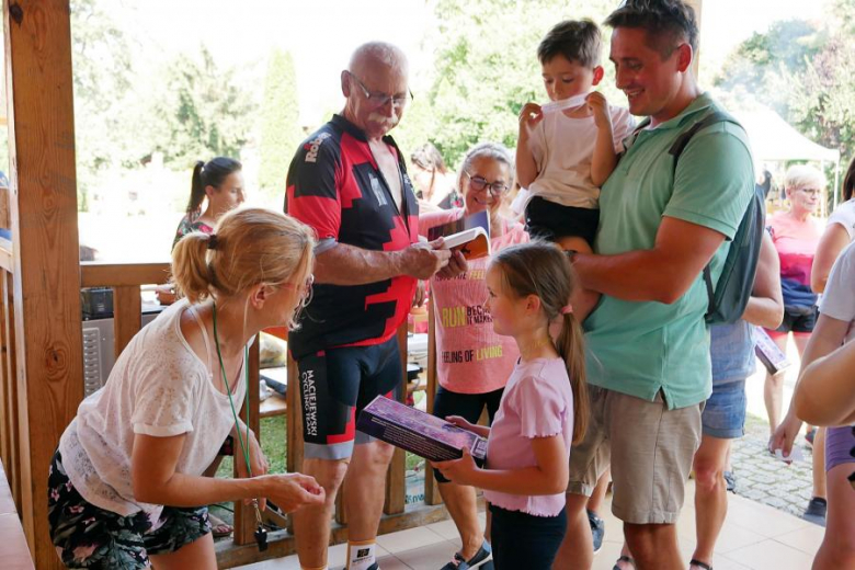 Ponad pięćdziesiąt osób nie wystraszyło się pogody i wzięło udział w powiatowym rajdzie rowerowym na