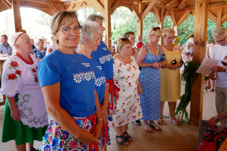 Ponad pięćdziesiąt osób nie wystraszyło się pogody i wzięło udział w powiatowym rajdzie rowerowym na