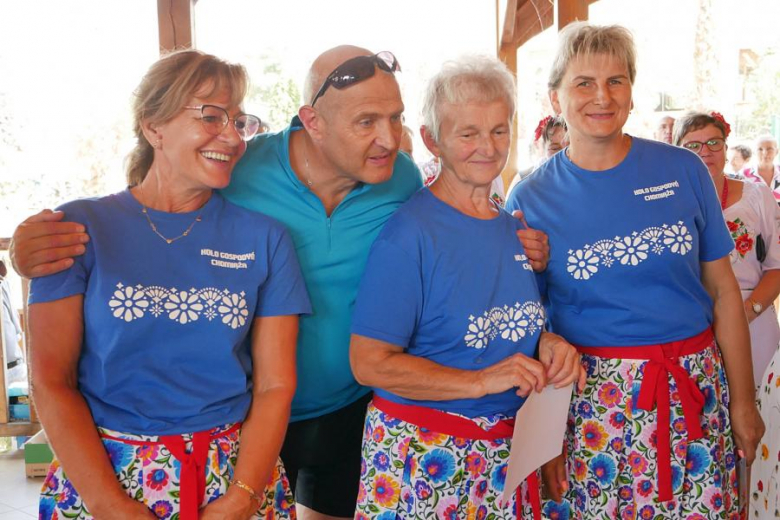 Ponad pięćdziesiąt osób nie wystraszyło się pogody i wzięło udział w powiatowym rajdzie rowerowym na