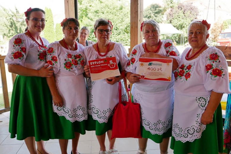 Ponad pięćdziesiąt osób nie wystraszyło się pogody i wzięło udział w powiatowym rajdzie rowerowym na