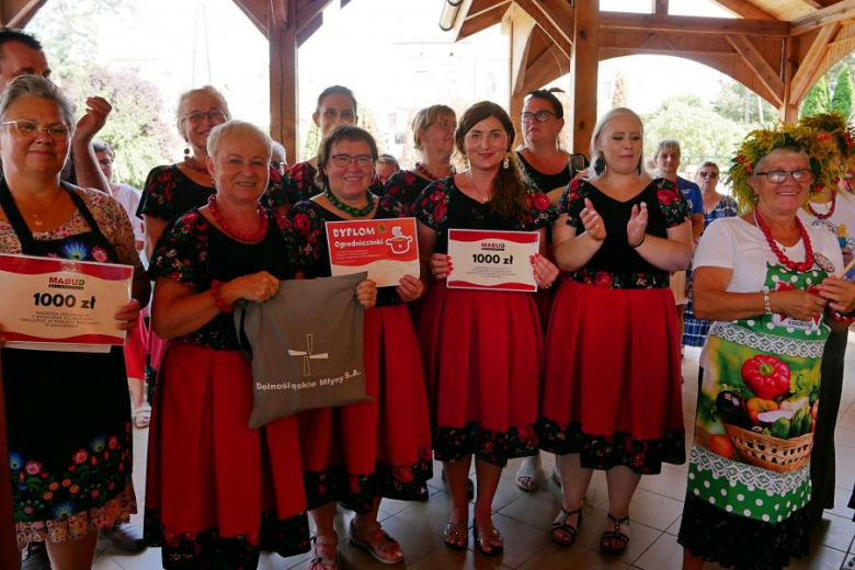 Ponad pięćdziesiąt osób nie wystraszyło się pogody i wzięło udział w powiatowym rajdzie rowerowym na