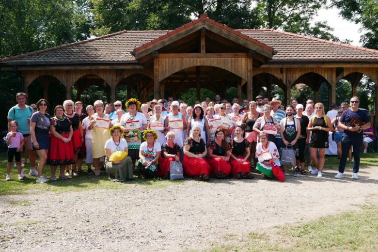 Ponad pięćdziesiąt osób nie wystraszyło się pogody i wzięło udział w powiatowym rajdzie rowerowym na
