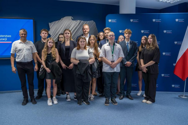 Młodzieżowa Rada Miejska w Środzie Śląskiej odwiedziła KPRM, Sejm RP i Ministerstwo Cyfryzacji