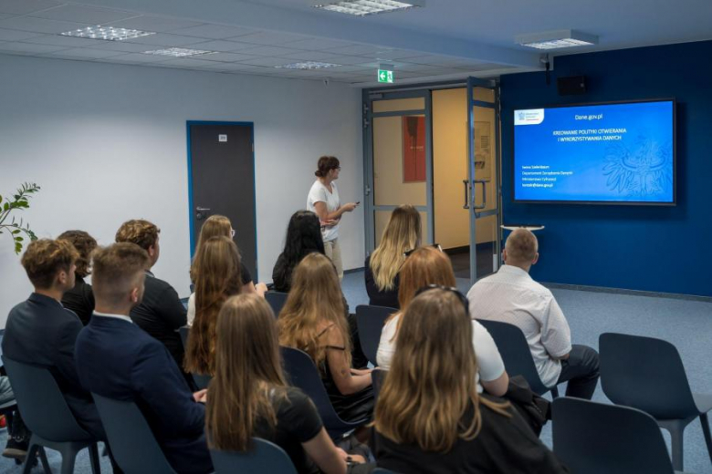 Młodzieżowa Rada Miejska w Środzie Śląskiej odwiedziła KPRM, Sejm RP i Ministerstwo Cyfryzacji
