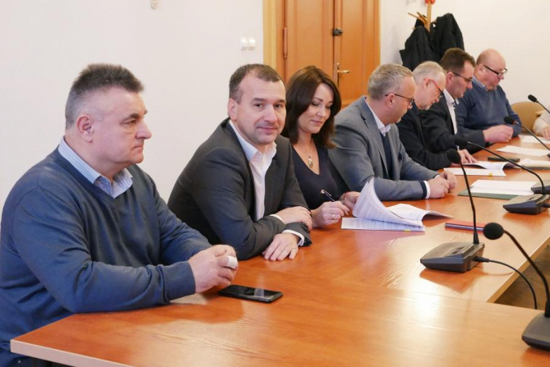 Podpisanie umowy na przebudowę dróg powiatowych