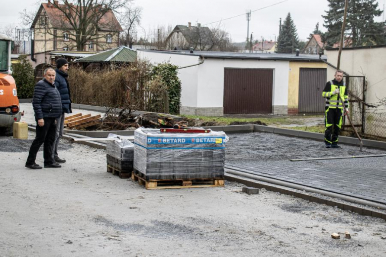 Trwa przebudowa ulicy Osiedlowej w Miękini