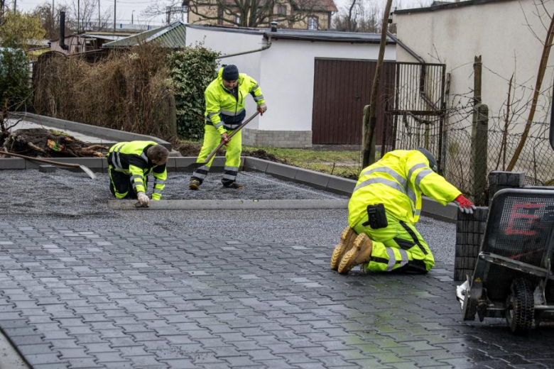 Trwa przebudowa ulicy Osiedlowej w Miękini