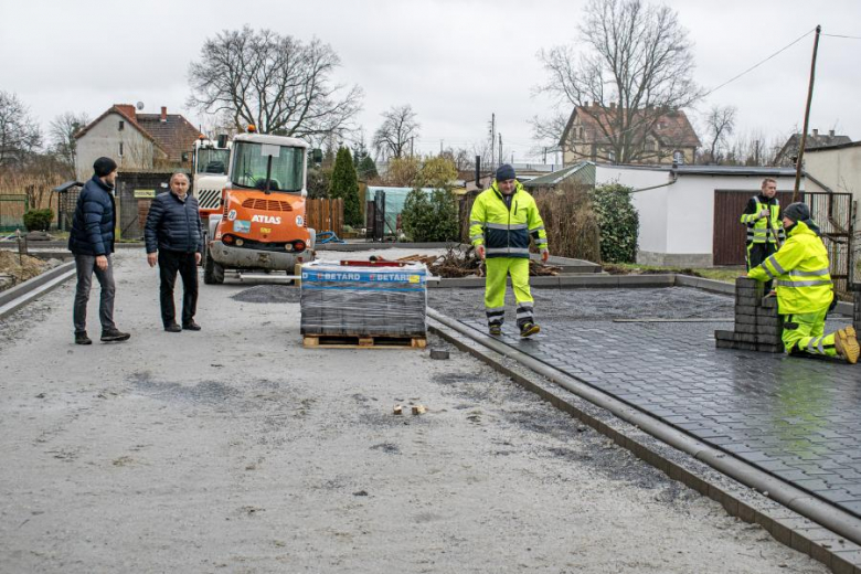 Trwa przebudowa ulicy Osiedlowej w Miękini