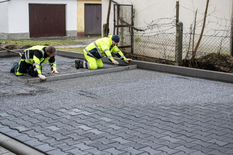 Trwa przebudowa ulicy Osiedlowej w Miękini