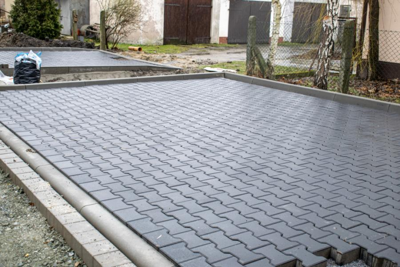 Trwa przebudowa ulicy Osiedlowej w Miękini