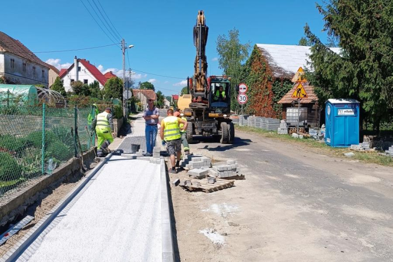 Rozpoczęły się prace przy budowie chodników