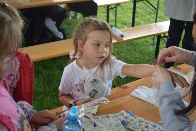 Dzień Dziecka na boisku sportowym w Kostomłotach