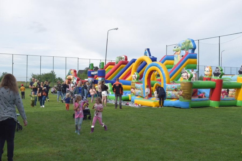 Dzień Dziecka na boisku sportowym w Kostomłotach