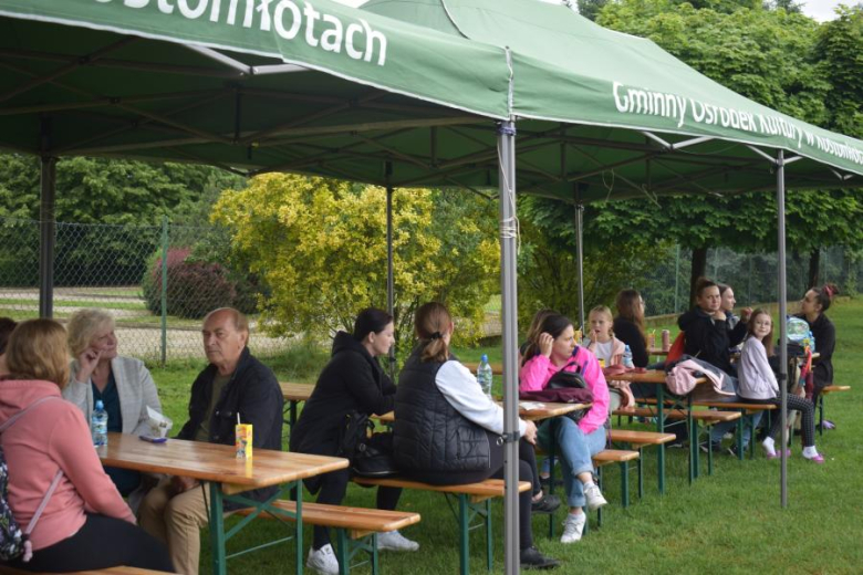 Dzień Dziecka na boisku sportowym w Kostomłotach