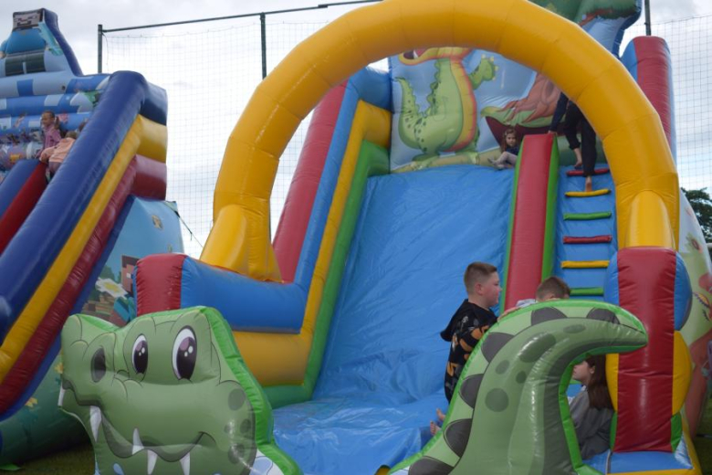 Dzień Dziecka na boisku sportowym w Kostomłotach