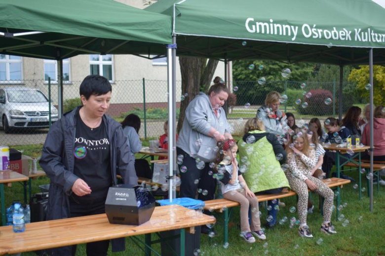 Dzień Dziecka na boisku sportowym w Kostomłotach