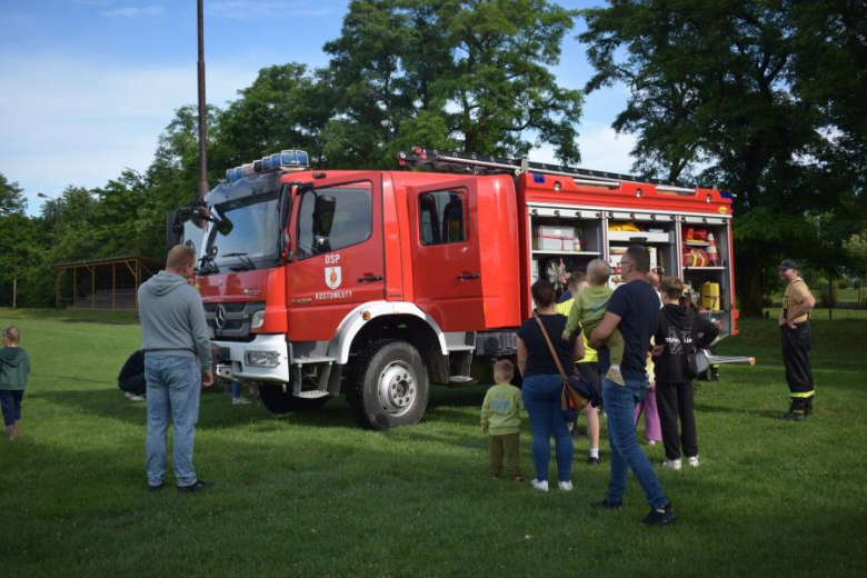 Dzień Dziecka na boisku sportowym w Kostomłotach