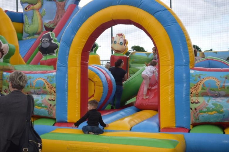 Dzień Dziecka na boisku sportowym w Kostomłotach