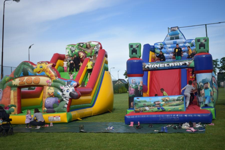 Dzień Dziecka na boisku sportowym w Kostomłotach