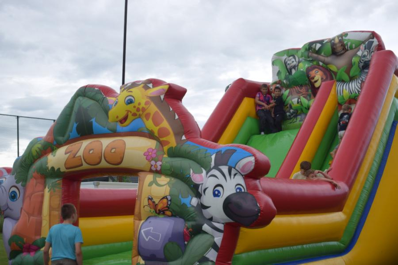 Dzień Dziecka na boisku sportowym w Kostomłotach