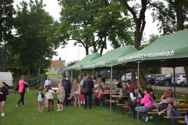 Dzień Dziecka na boisku sportowym w Kostomłotach