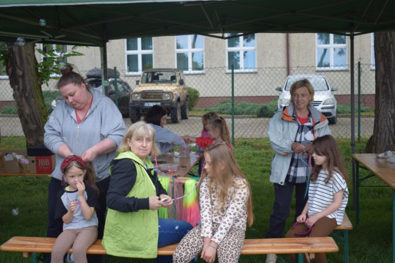 Dzień Dziecka na boisku sportowym w Kostomłotach