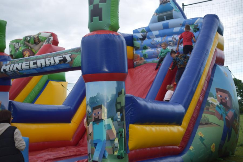 Dzień Dziecka na boisku sportowym w Kostomłotach