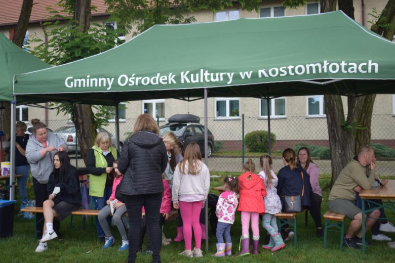 Dzień Dziecka na boisku sportowym w Kostomłotach