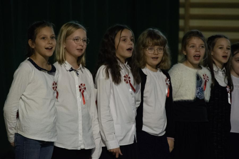 Wystepy artystyczne uczniów ze Szkoły Podstawowej w Miękini