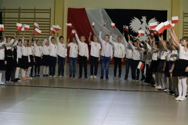 Wystepy artystyczne uczniów ze Szkoły Podstawowej w Miękini