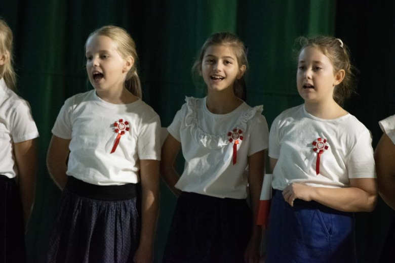 Wystepy artystyczne uczniów ze Szkoły Podstawowej w Miękini