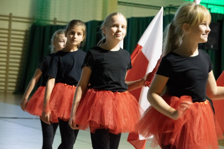 Wystepy artystyczne uczniów ze Szkoły Podstawowej w Miękini