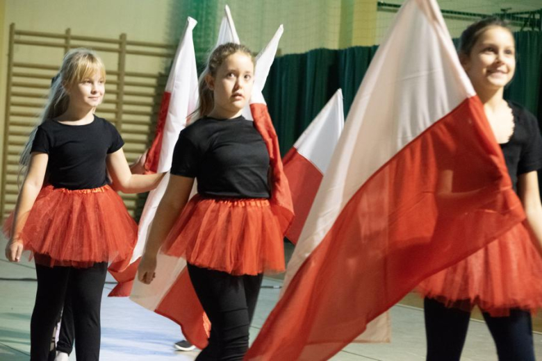 Wystepy artystyczne uczniów ze Szkoły Podstawowej w Miękini